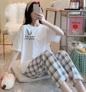 ชุดนอนแขนสั้นขายาว ผ้ายืด ฟรีไซส์ เสื้อขาว กางเกงสก็อต